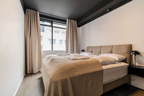 Apartamento superior, 2 habitaciones, balcón | Edredones de plumas y espacio para trabajar con un portátil
