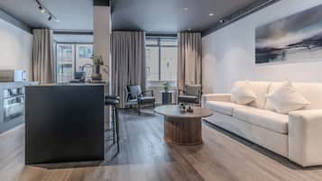 Appartement Supérieur, 2 chambres, balcon | Coin séjour | TV connectée de 55 pouces avec chaßnes numériques