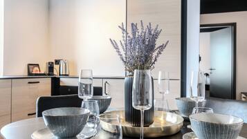 Leilighet – superior, 1 soverom, balkong | Eget kjøkken | Kjøleskap, mikrobølgeovn, ovn og kokeplater