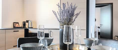 Appartement Supérieur, 1 chambre, balcon | Cuisine privée | Réfrigérateur, micro-ondes, four, plaque de cuisson