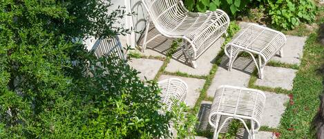 Comfort Suite, access Garden (Ocre Mauve) | Garden view