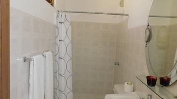 One Bedroom Studio | Baño | Regadera, amenidades de baño gratuitas, secadora de cabello, toallas