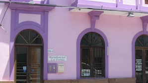 Un edificio con ventanas arqueadas y un letrero que dice "Residencial La Fonte".