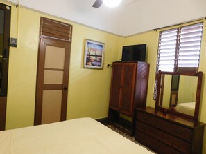 One Bedroom Studio | Caja de seguridad en la habitación, escritorio y insonorización 