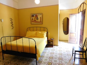 One Bedroom Studio with Balcony | Caja de seguridad en la habitación, escritorio y insonorización 