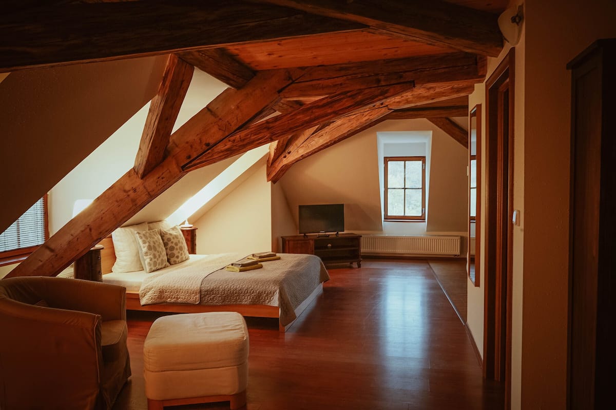 Comfort Suite, 1 Bedroom, River View | Desk, blackout drapes, soundproofing, free cribs/infant beds