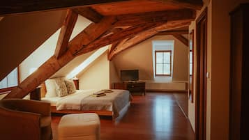 Comfort Suite, 1 Bedroom, River View | Desk, blackout curtains, soundproofing, free cots/infant beds