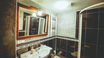 Hårføner og håndklær