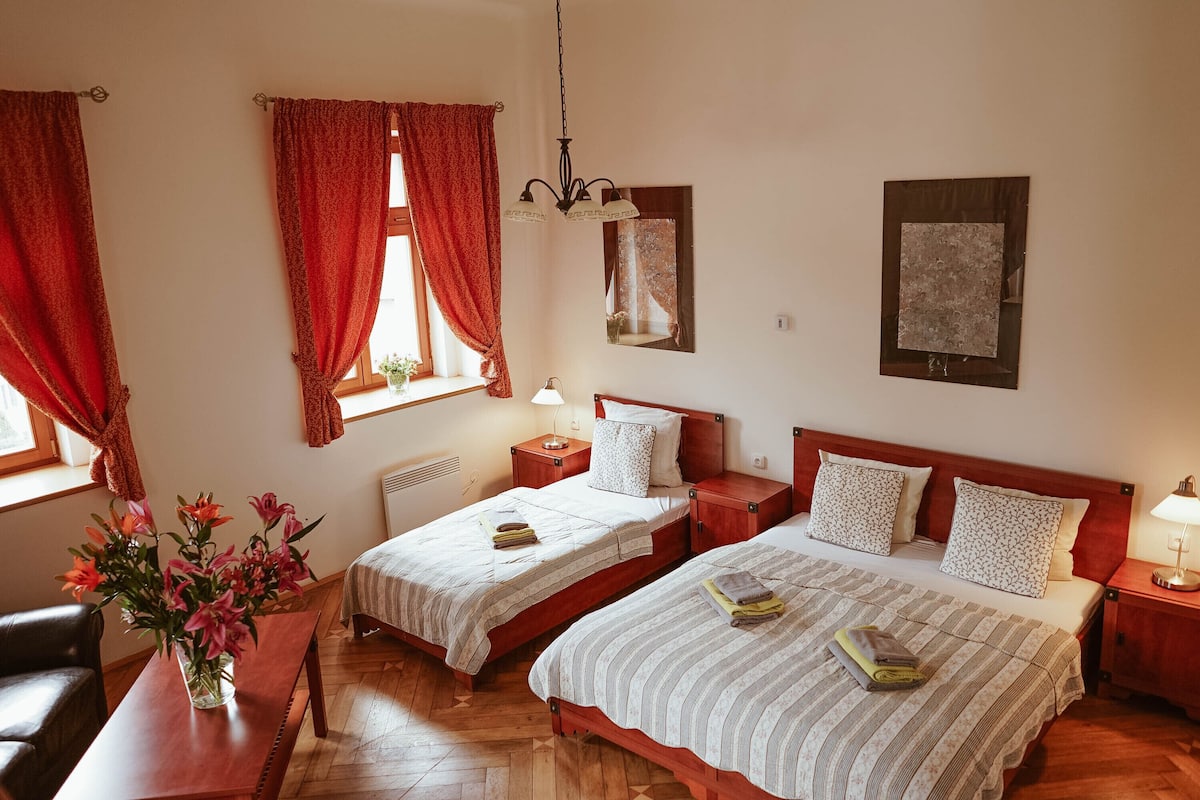 Comfort Triple Room, 1 Bedroom, Kitchenette, Garden View | Desk, blackout drapes, soundproofing, free cribs/infant beds