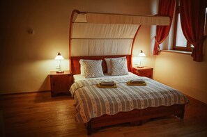 Desk, blackout curtains, soundproofing, free cots/infant beds