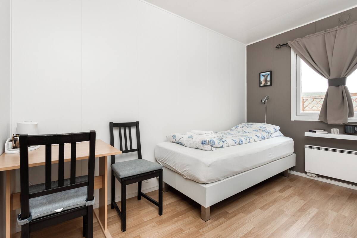 Habitación con 2 camas individuales, baño compartido | 1 habitación, cunas gratuitas, wifi gratis y ropa de cama