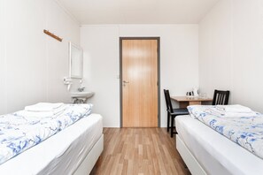 Twin kamer, gedeelde badkamer | Gratis babybedden, gratis wifi, beddengoed