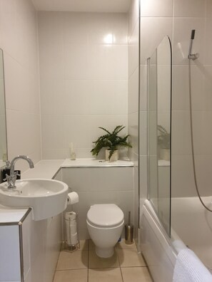 Ensemble baignoire-douche, articles de toilette griffés
