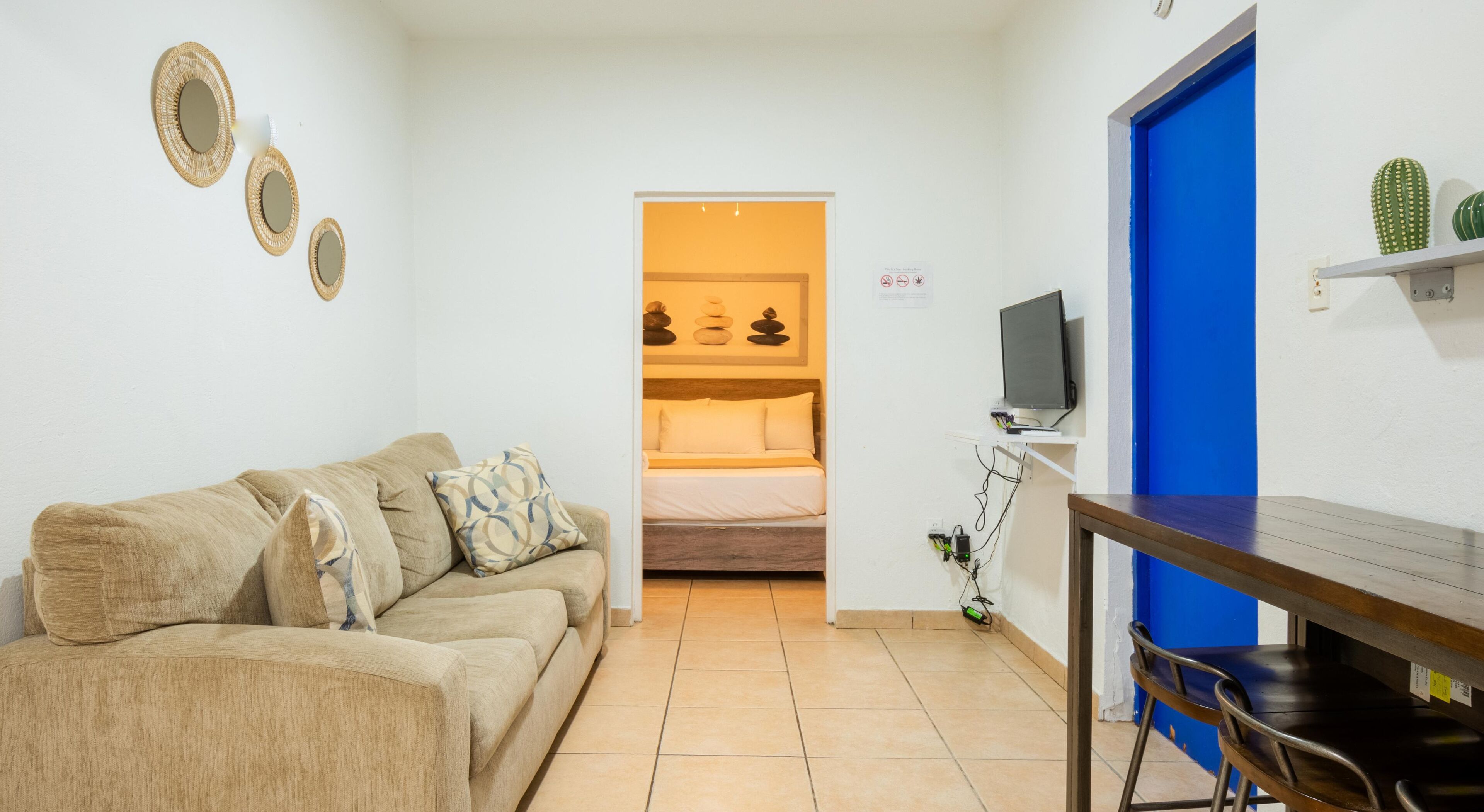 Economy Triple Room | Living area