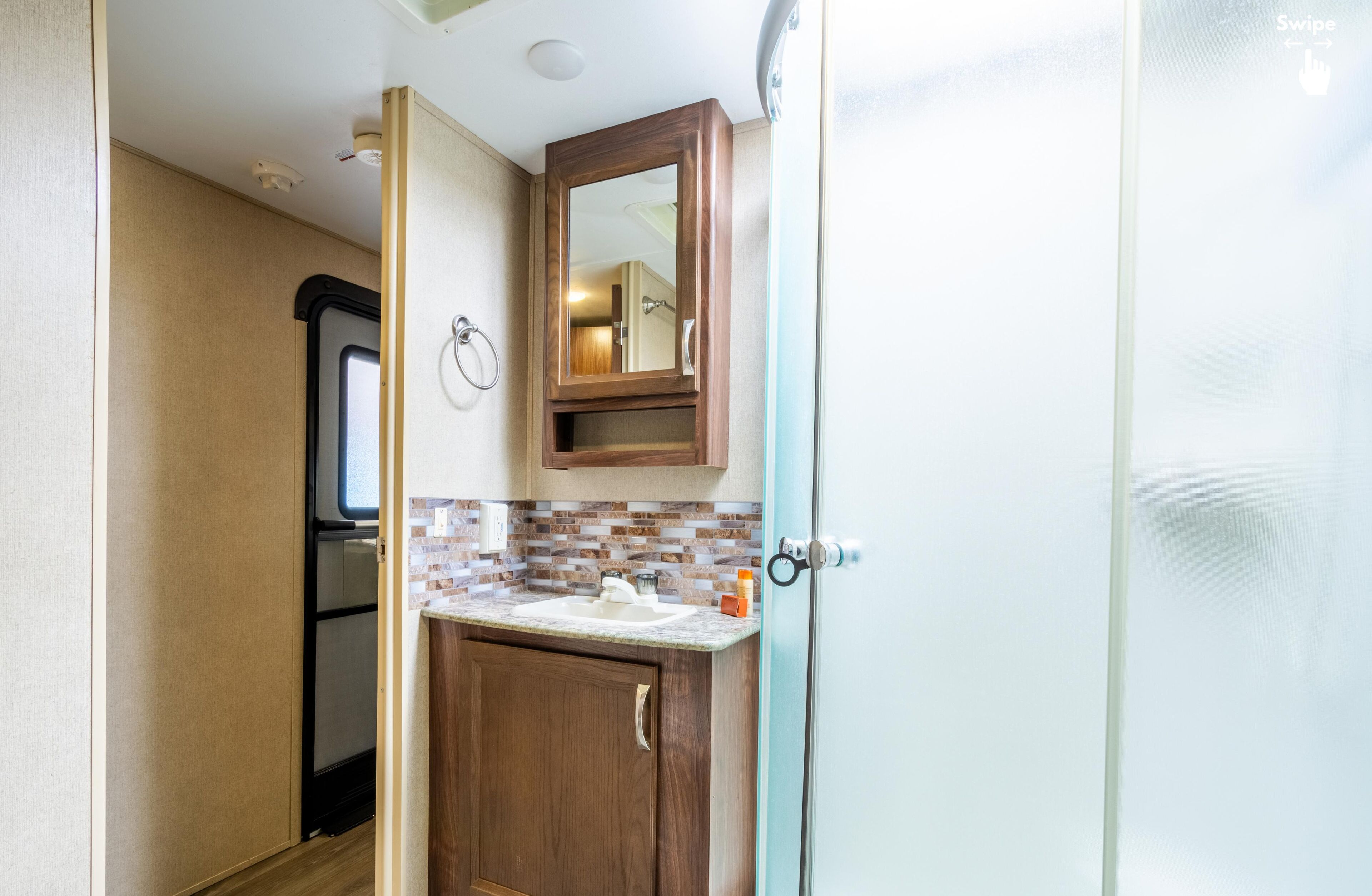 Comfort Mobile Home | Bathroom | Separate bathtub and shower, free toiletries, towels, soap