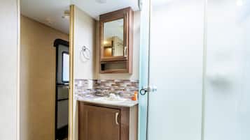 Comfort Mobile Home | Bathroom | Separate bathtub and shower, free toiletries, towels, soap