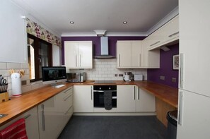 Fridge, microwave, stovetop, dishwasher - Apartment 5 York (York)