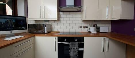 City Apartment, 1 Bedroom, Non Smoking, City View (Sleeps 4) | Private kitchen