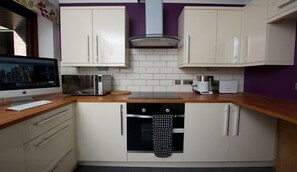 شقة في المدينة - غرفة نوم واحدة - لغير المدخنين - منظر للمدينة (Sleeps 4) | مطبخ خاص | ثلاجة، ميكروويف، موقد ط�هي مسطح، غسالة أطباق