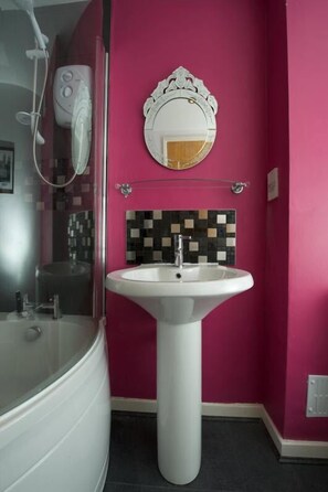 شقة في المدينة - غرفة نوم واحدة - لغير المدخنين - منظر للمدينة (Sleeps 4) | حمام | وحدات دش مع أحواض استحمام، مستلزمات فاخرة للعناية الشخصية، مجففات شعر