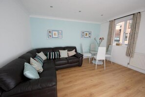 شقة في المدينة - غرفة نوم واحدة - لغير المدخنين - منظر للمدينة (Sleeps 4) | غرفة المعيشة | تلفزيون بشاشة مسطحة بحجم 40-بوصة يعرض قنوات تلفزيونية رقمية، تلفزيون