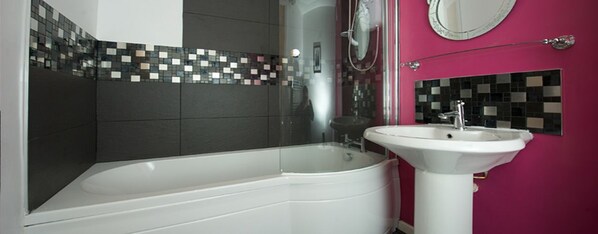 City Apartment, 1 Bedroom, Non Smoking, City View (Sleeps 4) | Bathroom | Combined shower/tub, designer toiletries, hair dryer, bathrobes