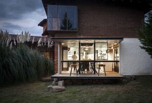 Fassade der Unterkunft – Abend/Nacht