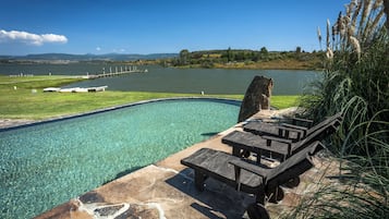 Piscine extérieure, chaises longues