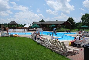 Una piscina al aire libre de temporada, tumbonas