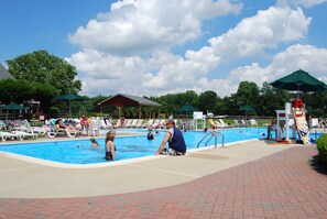 Outdoor pool - Flying W Airport & Resort (Medford)