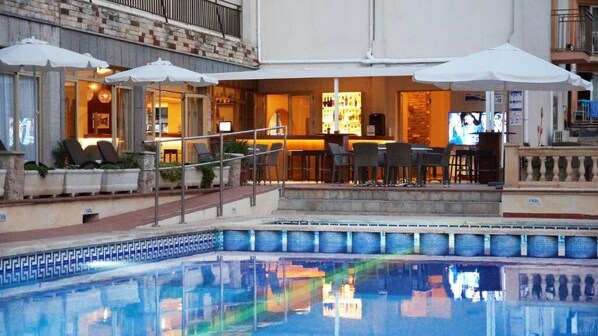 Outdoor pool, pool loungers
