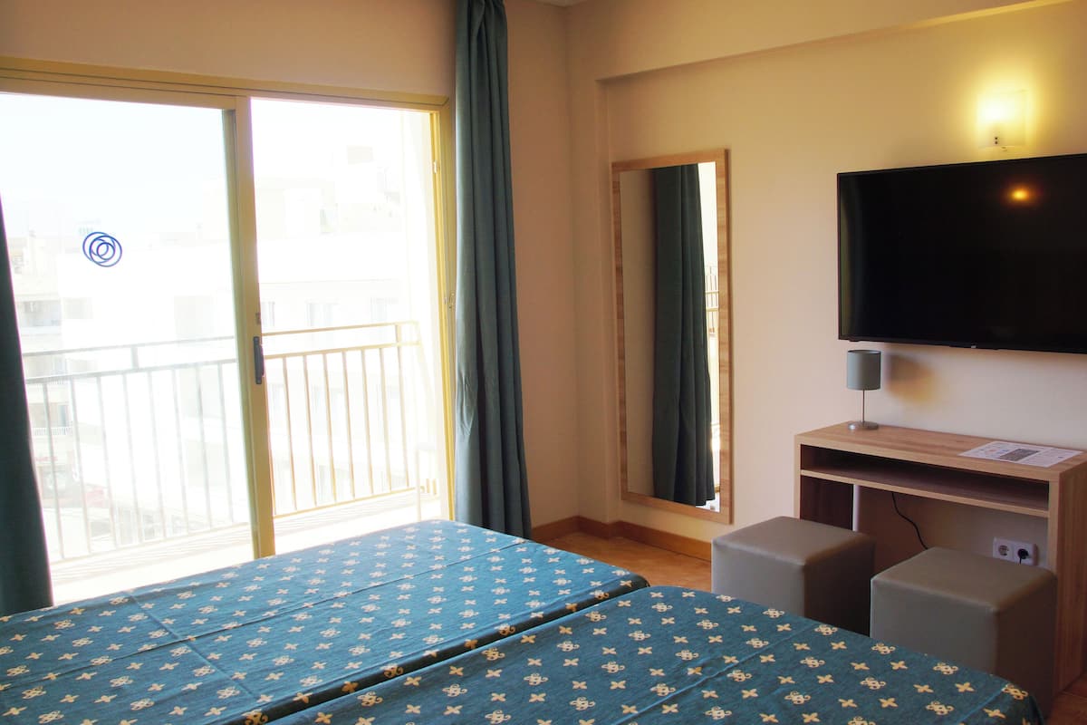 Cortinas blackout, wifi gratis y ropa de cama 