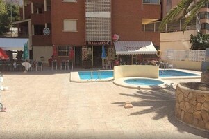 Una piscina al aire libre