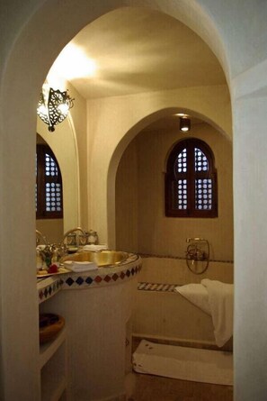 حمام تركي، صالات للتدليك والعلاجات، طلاء الأظافر والعناية بالقدمين