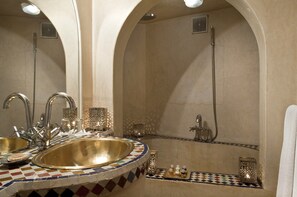 Combined shower/tub, free toiletries, bathrobes, towels - Riad Zolah (Marrakech)