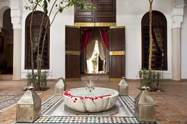 تقديم الإفطار والغداء والعشاء