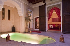 Outdoor pool, pool loungers - Riad Zolah (Marrakech)