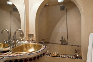 وحدات دش مع أحواض استحمام، مستلزمات مجانية للعناية الشخصية