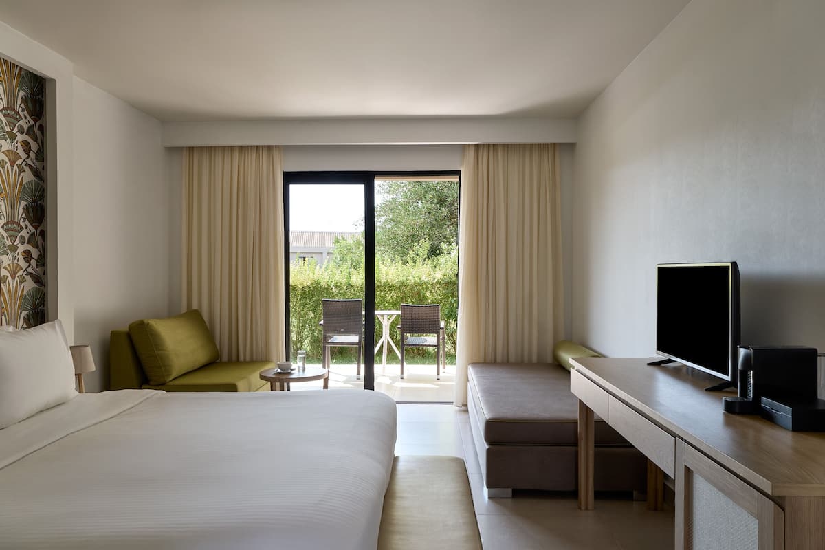 Superior Double Room Garden View | 1 chambre, coffres-forts dans les chambres, bureau, rideaux occultants