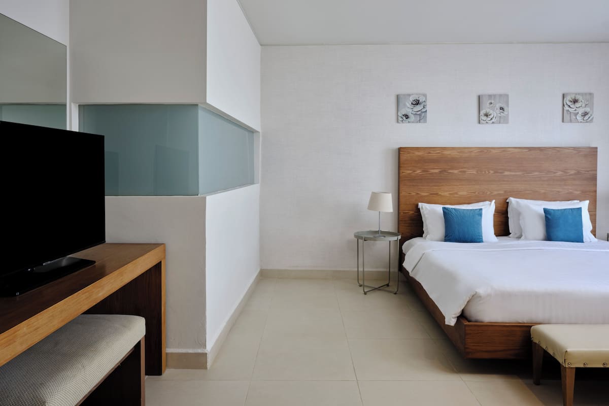 One Bedroom Suite Sea View | 1 habitación, caja de seguridad en la habitación y escritorio