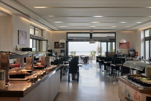 3 ristoranti, aperti a colazione, a pranzo e a cena, cucina greca