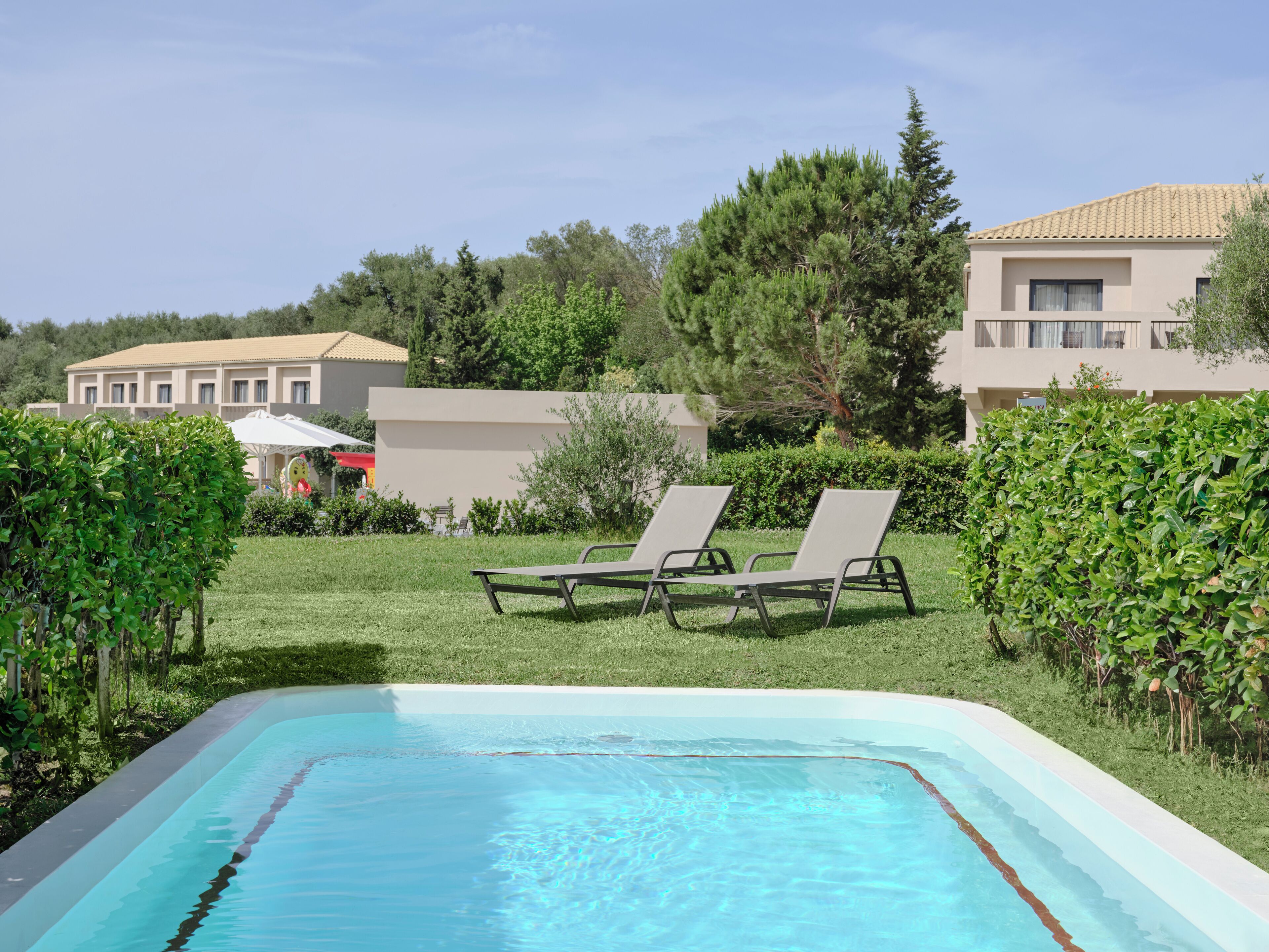 Family Room Private Pool Garden View | Vista do quarto