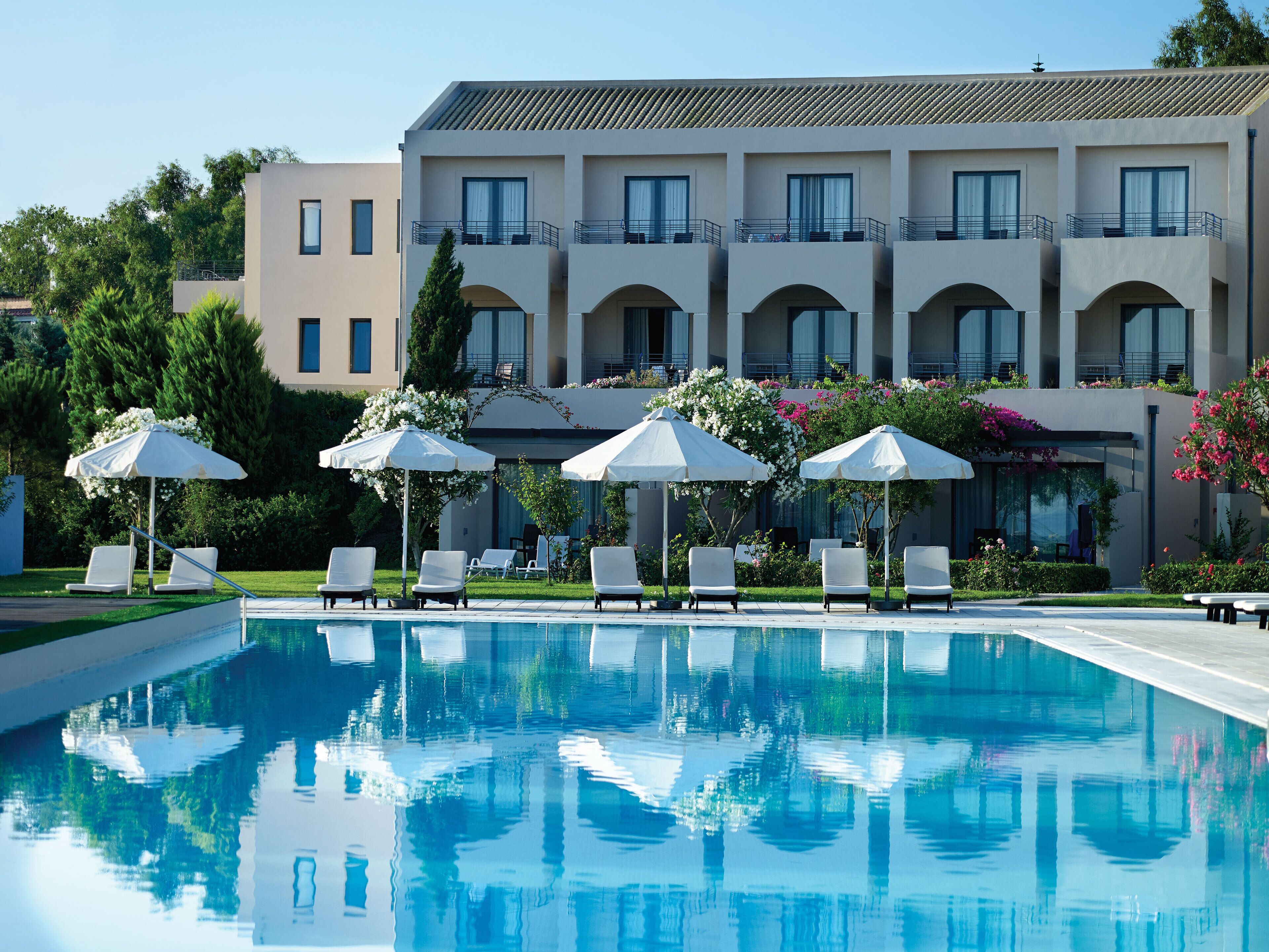 Piscina interna, funciona das 10h às 18h, guarda-sóis, espreguiçadeiras