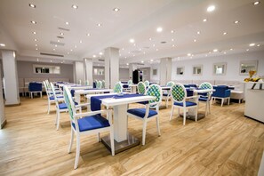 A spacious dining area with multiple tables and chairs, a central pillar, and a modern ceiling design. - IG Nachosol Atlantic & Yaizasol by Servatur (Mogan)
