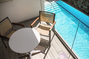 A balcony with a pool, a round table, and two chairs. - IG Nachosol Atlantic & Yaizasol by Servatur (Mogan)
