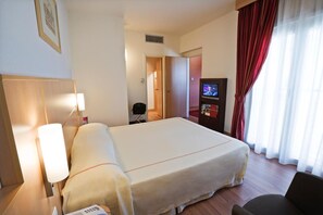 Soundproofing, cribs (free), WiFi (free) - Hotel Rafael (Milan)