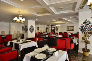3 restaurants, serveren ontbijt