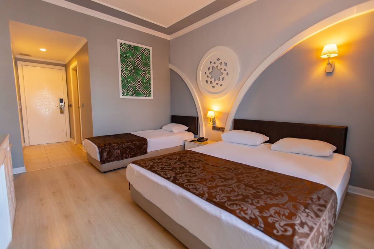 Standard Room | In-room safe, desk, WiFi (surcharge)