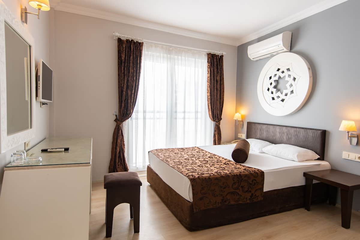 Economy Room | In-room safe, desk, WiFi (surcharge)