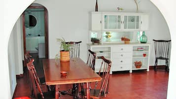 Iron/ironing board, cots/infant beds